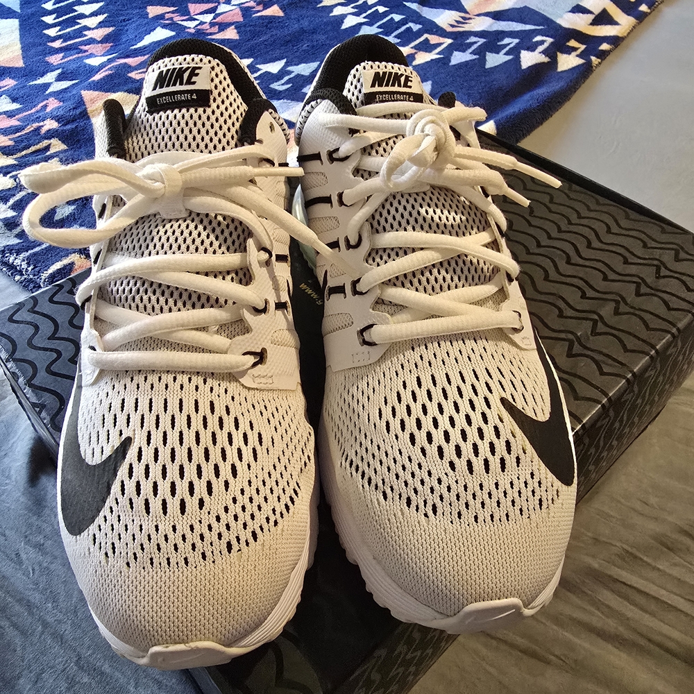 Nike Air Max White Black Womens SZ 8 running shoes 806798-101